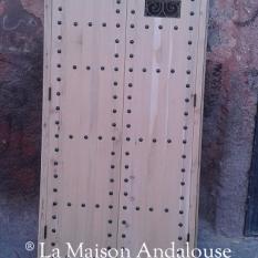 Porte cloutée avec fenestron ref 14b