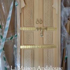 Porte Marocaine sculptée et cuivre 2 vantaux poussant ref pm4