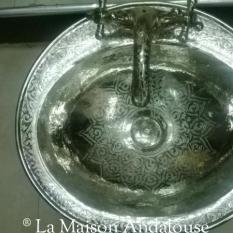 Robinet et lavabo cuivre ciseler