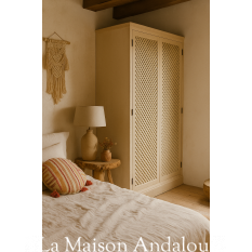 armoire en lames de bois croisées